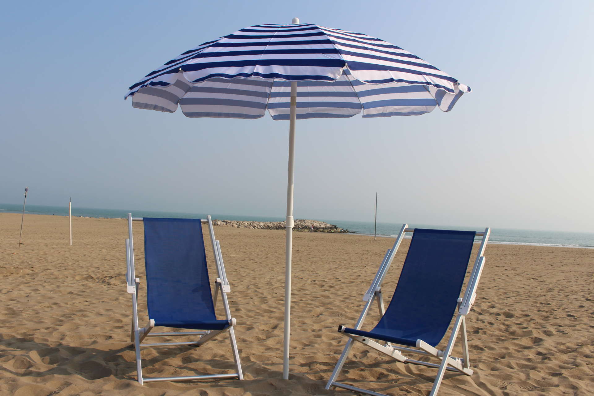 Beach Equipment: Deckchairs and Umbrella - B&B Marelaguna Cavallino Treporti VE