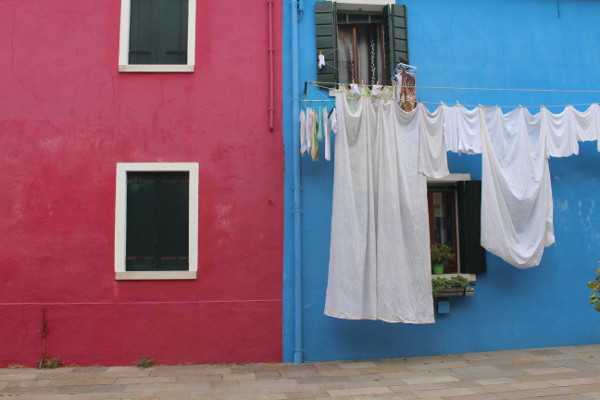 Wäsche auf bunten Häusern in Burano - B&B Marelaguna Cavallino Treporti VE