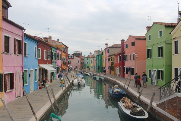 Detailansicht eines Kanals mit bunten Häusern in Burano - B&B Marelaguna Cavallino Treporti VE