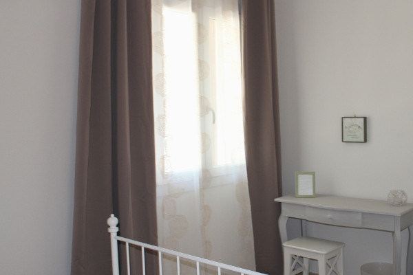 Dune Room Table and Window - B&B Marelaguna Cavallino Treporti VE