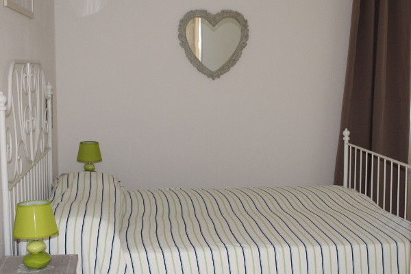 Dune Room Bed and Mirror - B&B Marelaguna Cavallino Treporti VE