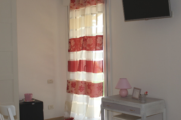 Fenicotteri Room Table and Window - B&B Marelaguna Cavallino Treporti VE